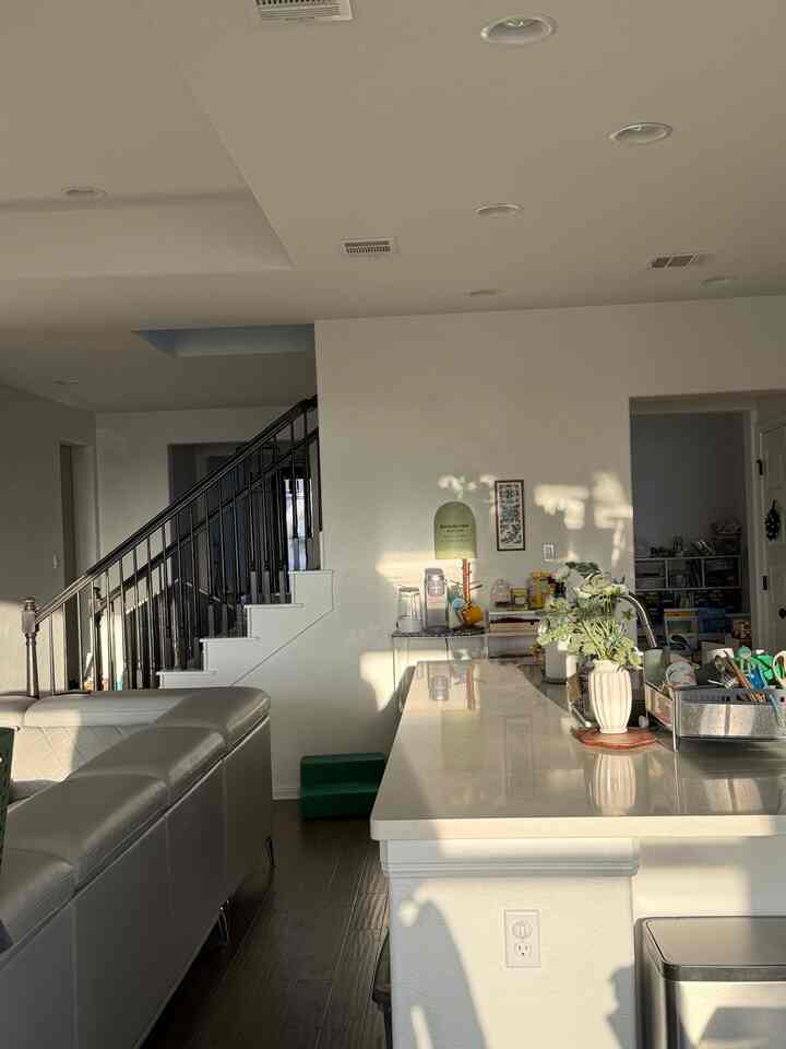 Love the sunlight ☀️

#sunlight #kitchendecor #openkitchen #livingroomdecor #whatalight