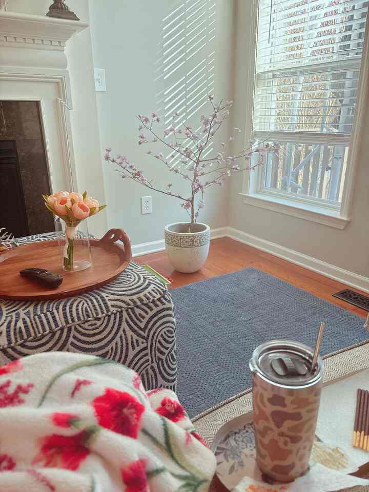 I wasn’t feeling great.
My boys served me a drink and Pocky,
then tucked me in with a cozy blanket.
That’s when I realized—
I’m the real one benefiting from e-learning.



#cozyvibe #winter #cozylivingroom #healing #ohouselight