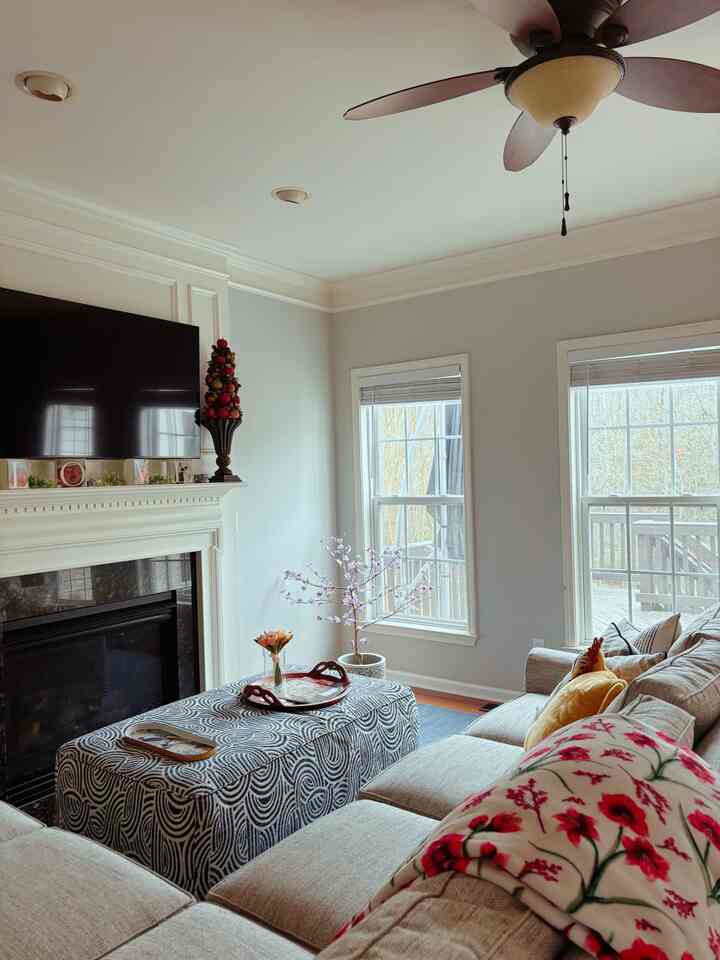 When I’m feeling down, I clean the house.
I reorganize, let a sweet, fresh scent linger.
It’s how I quietly declutter the dusty side of my mind.



#ohouselight #livingroom #winter #cozyhome #cozyvibe #homedecor