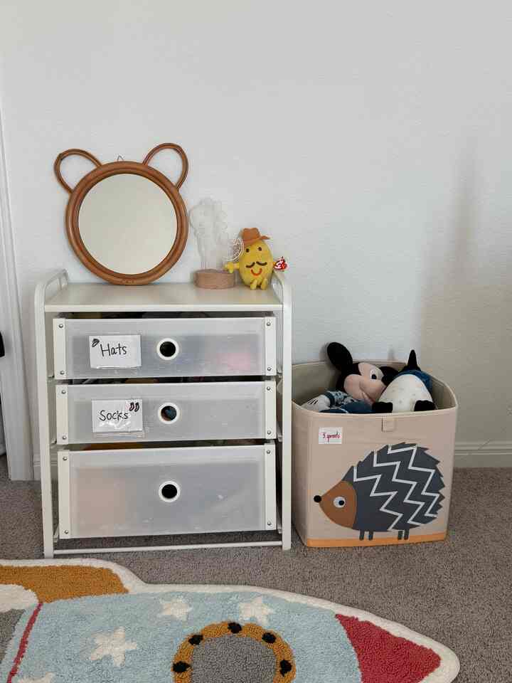 So many cute things in my boy’s bedroom 🤎💛

#kidsroom #kidsroomdecor #between #minimalist #andmaximalist 