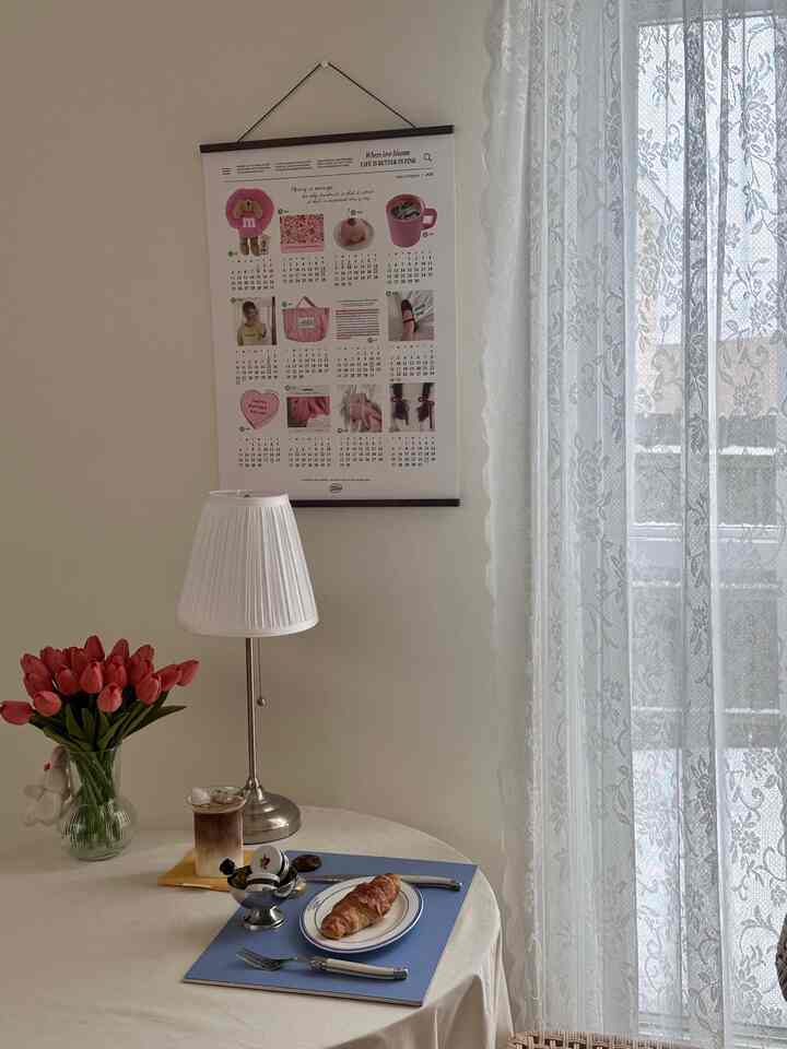 White-toned dining space featuring red tulips and table lamp with a vintage mood ambiance