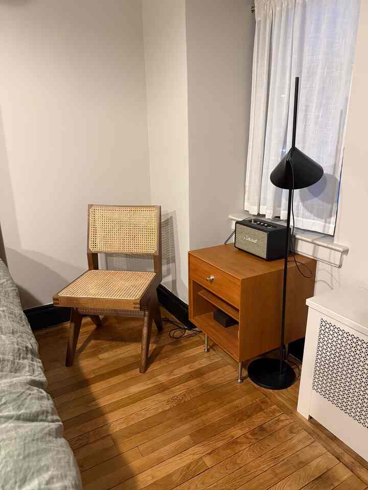 This chair is only for long staring 💙
#furniture #chair #designfurnitures #bedroom #bedroomseating #woodchair