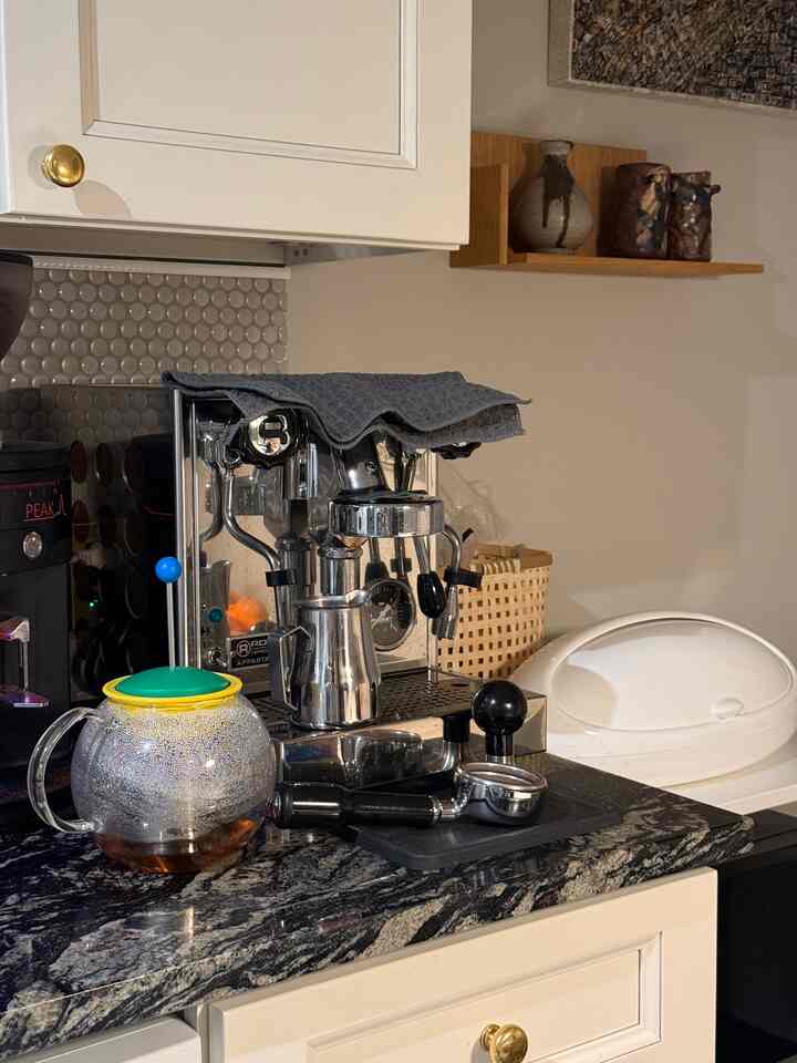 Coffee or Tea? 

#kitchen #teapot #Bodum #coffeestation 