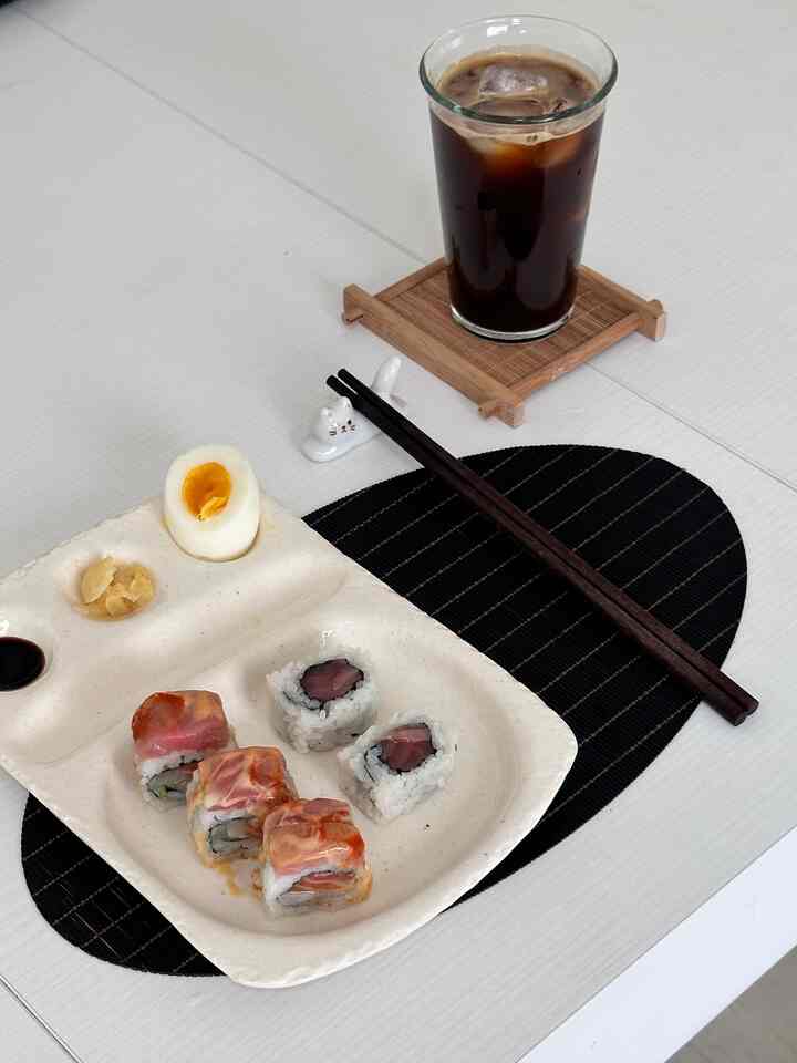A slow, quiet moment with my favorite bites 🤤🐟 Fresh rolls, a soft-boiled egg, and iced coffee on the side — simple, but just perfect.
Perfect lunch for Friday ✨

#ohouse #cozy #cozyroom #plate #cup #kitchen #ohousegather #OhouseGlow #OhouseChange