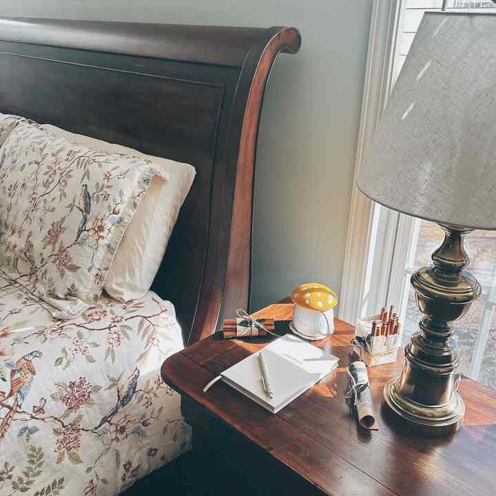 日記をつけることで、些細な日常の瞬間がどれほど美しいかに気づかされます。だからこそ、日記をつけることがこんなに好きなのかもしれません。同じように感じている方はいますか？ぜひ一緒に読んでみてください✍️

#寝室 #masterbed #journal #metime #myself #selfcare #ohousecare #cozyvibe #cozyhome #journaling