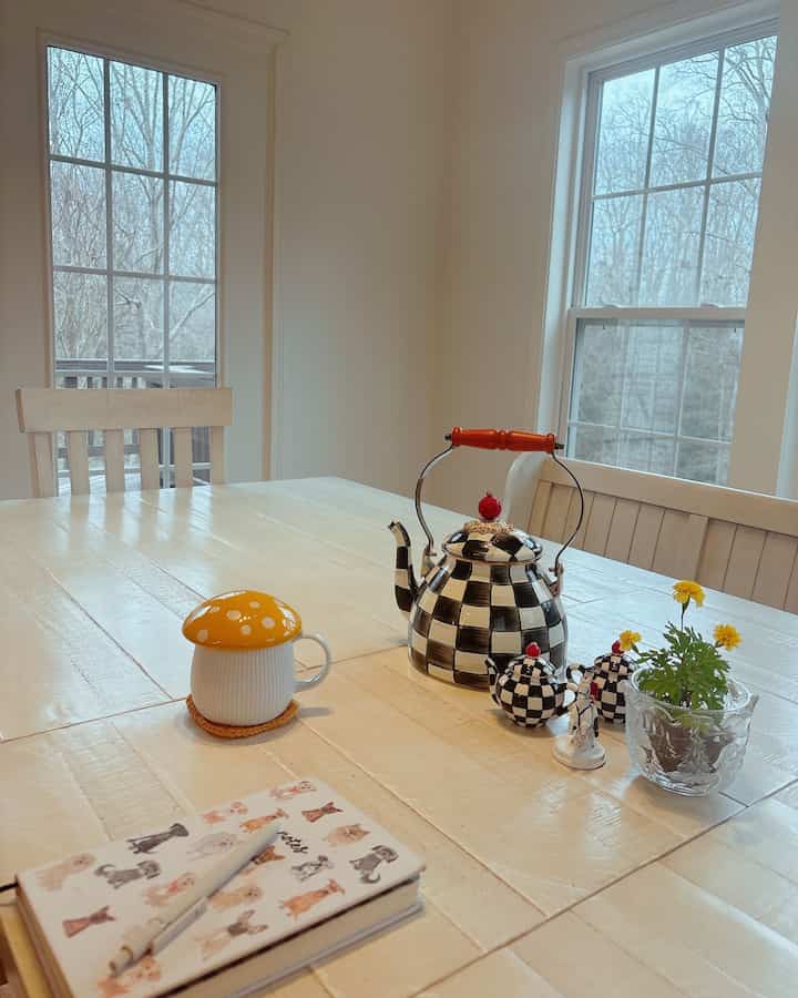 This is how I stay cozy in winter.

#seasonal #winter #cozyhome #cozyvibe #diningtable #tabledecor #modernfarm #cottage #farmhouse 