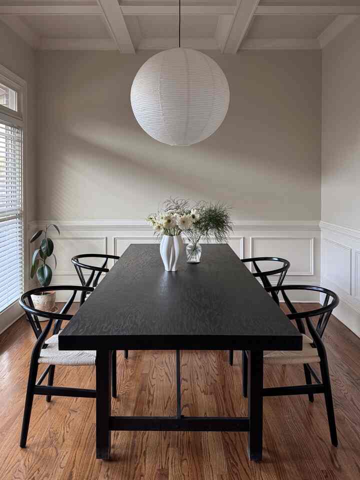 Patiently waiting for spring with these flower arrangements💭
.
.
.
#diningroominspo #minimal #vase #diningchair #paperlamp #scandi 