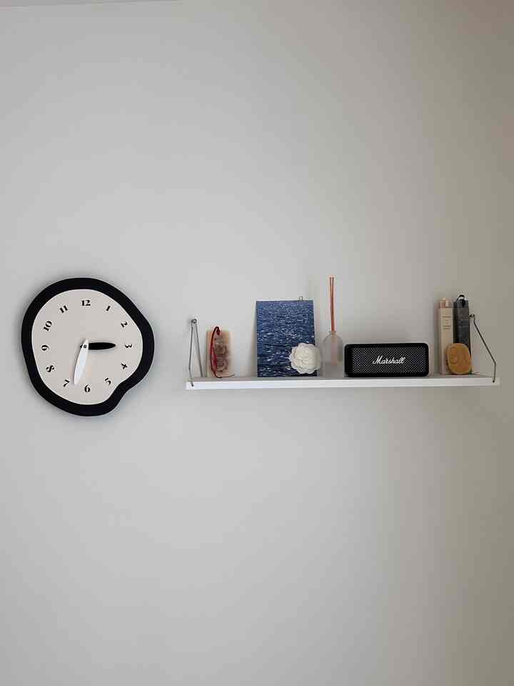 Soft light, minimal mood,
and the comfort of my favorite objects :) 


#OhouseGather #OhouseGlow #OhouseChange #OhouseLove 
#Ohouseglow #clock #simpe #cozy #cozyinterior #WelcomeChallenge