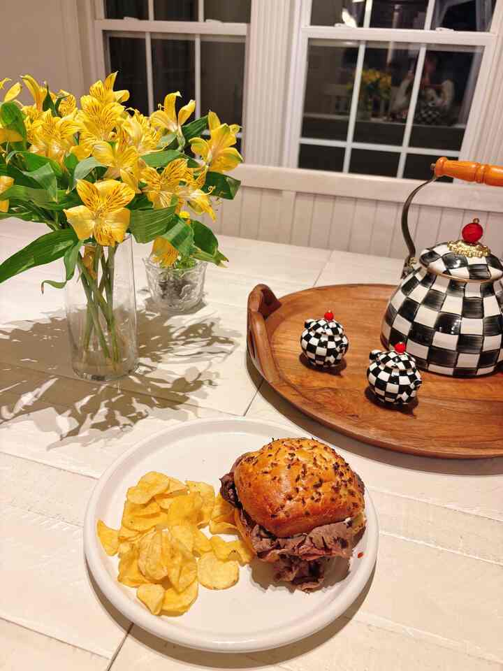 How about Roast Beef Sandwich for tonight?😋



#dinner #homecook #cozyhome #cozyvibe #ohousecare #ohousegather