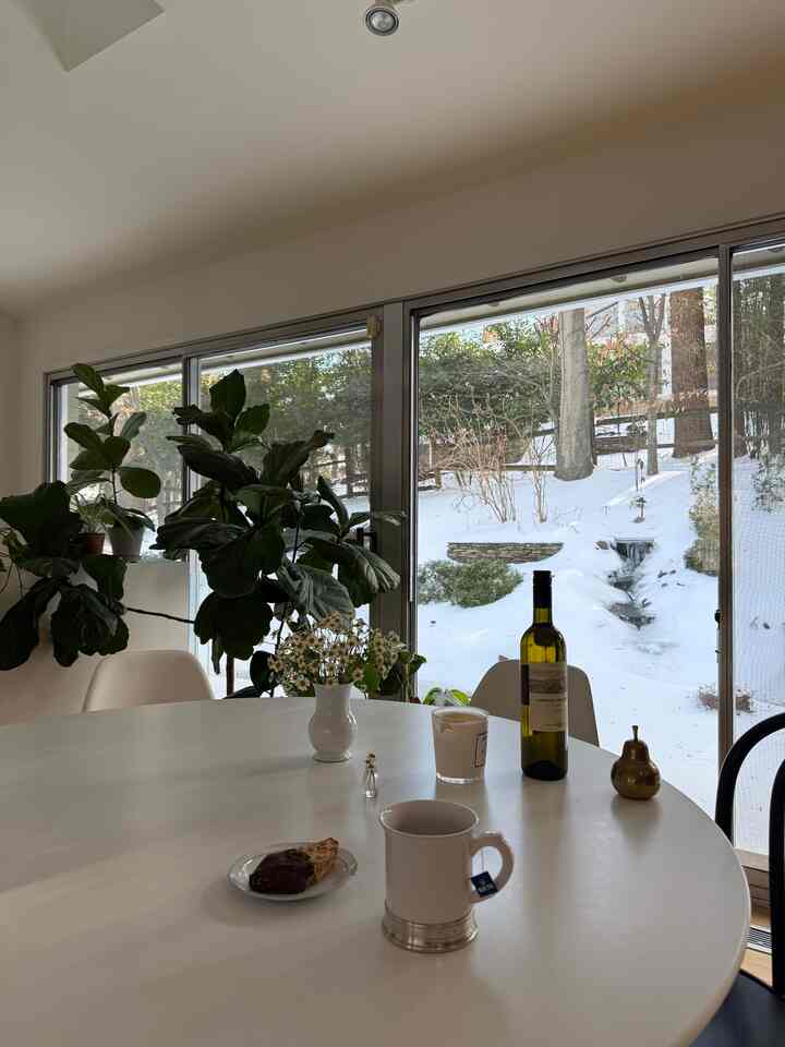 Sweet treat on a snowy day #diningroom #knoll #saarinentable #thonet