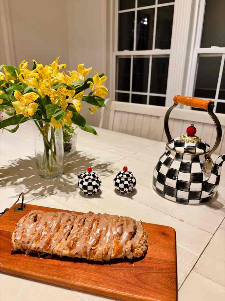 I baked apple strudel for dessert and you are welcome here.


#dessert #homebaking #cozyhome #cozyvibe #diningroom #ohousegather 