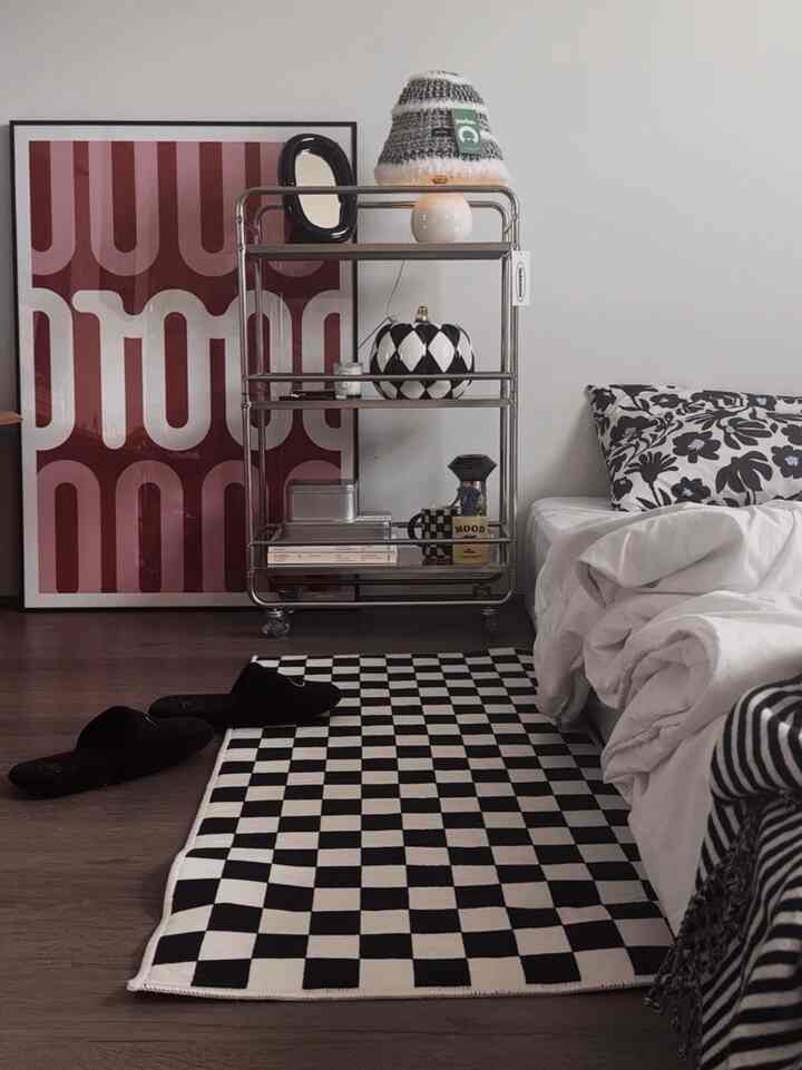 Lebih banyak warna hitam, lebih elegan. Dekorasi kamar tidur 🖤

#OhuseLight #OhouseGlow
#kamar tidur #bedroomdecoration #bedroomdecor #bedroomstyling #rug #trolley #shelving #lamp #light #lighting #bedding #pillowcase #mirror #posterframe
#ohousestore