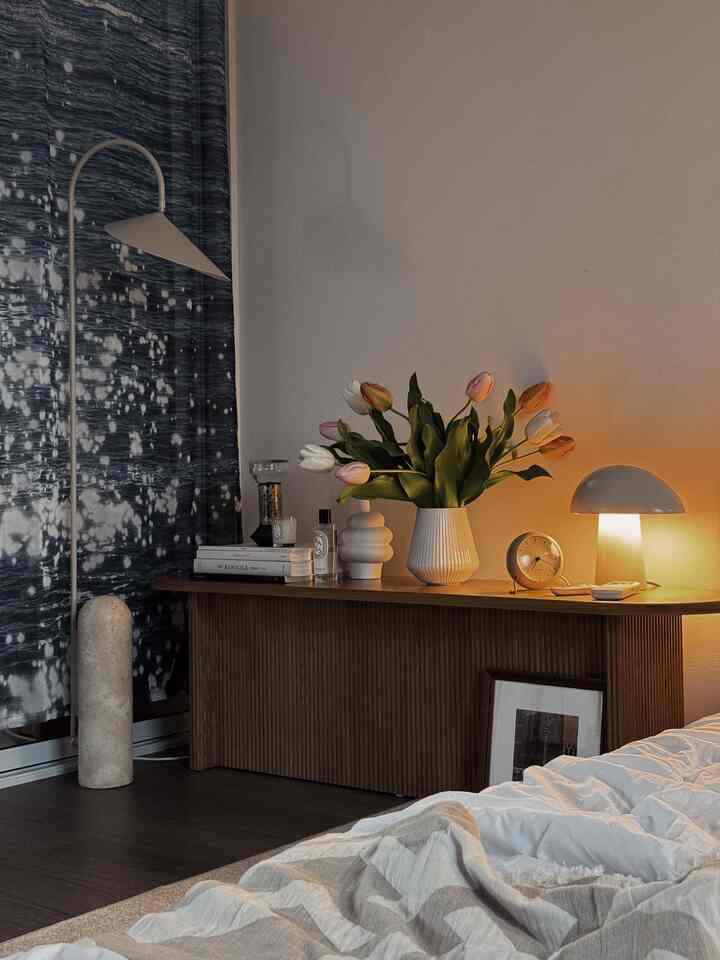 Pencahayaan Suasana Hati 🛋️

#OhuseLight #OhouseGlow
#kamar tidur #bedroomdecoration #bedroomdecor #bedroomstyling #rug #trolley #shelving #lamp #light #lighting #posterframe #sidetable #floorlamp #clock #vase #flower #ohousestore