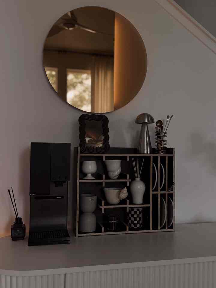 Coffee station 🤎

#OhuseLight #OhouseGlow
#livingroom #livingroomstyling #coffeebar #mirror #mirrorlamp #diffuser #lamp #lighting #coffeemachine #cupboard #cupshelf #coffeecup #cup #ohousestore
