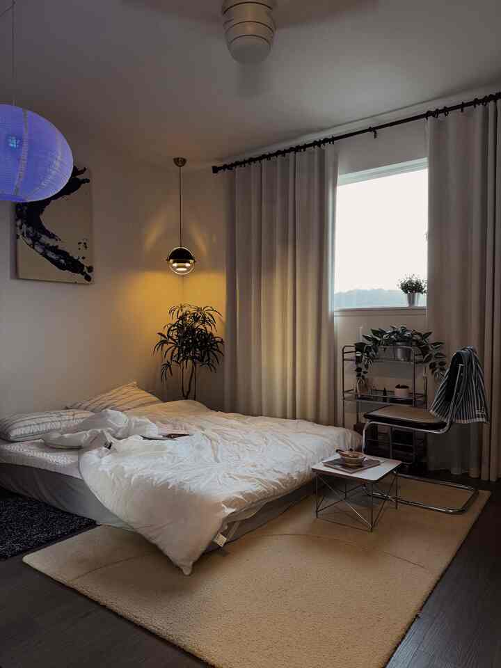 Cozy bedroom 💙

#OhuseLight #OhouseGlow
#bedroom #bedroomdecor #lamp #lighting #trolley #chair #ohousestore #towel #bedding #lowtable #rug #wallart 
