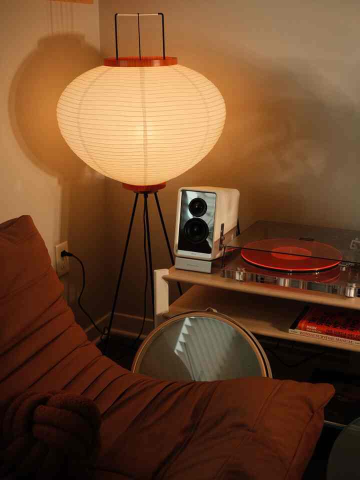 More of my favorite lamp + a rare shot of some of the prints that greet you when you enter the apartment :)

#OhouseLight #mylivingroom #OhouseGlow