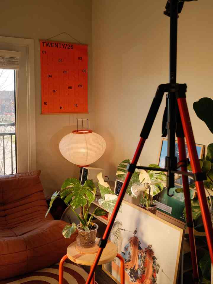 Behind the scenes of how I get some of my higher angle shots :)

#OhouseLight #OhouseGlow #bts #apartmentphotography