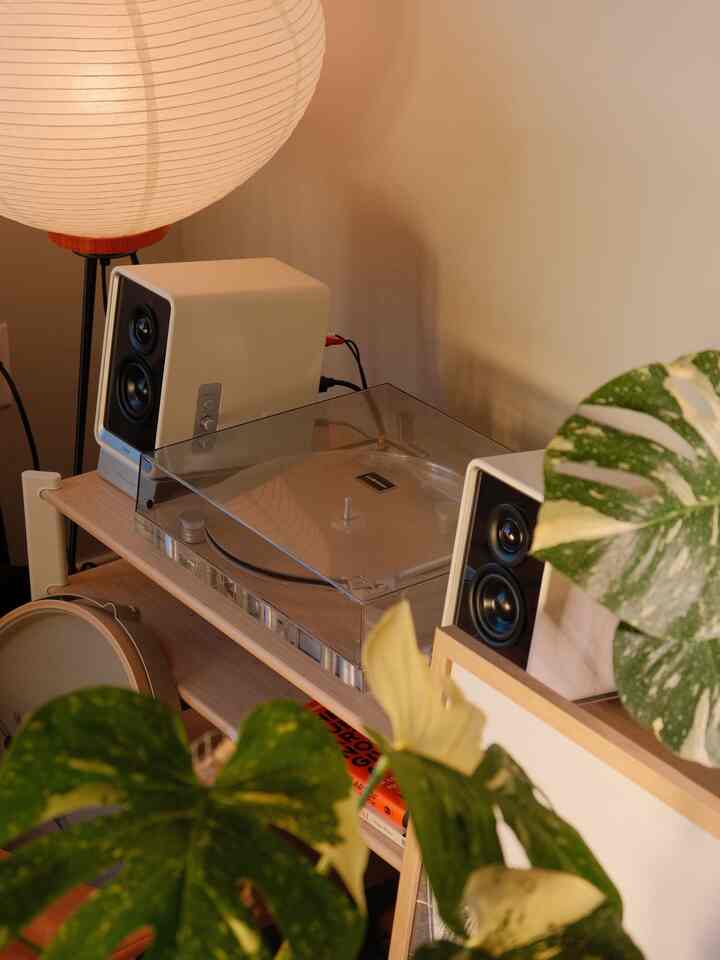 I also get tons of questions about this turntable + the edifiers :) this combo is perfect!

#turntable #vinyl #music #edifiers #listeningcorner