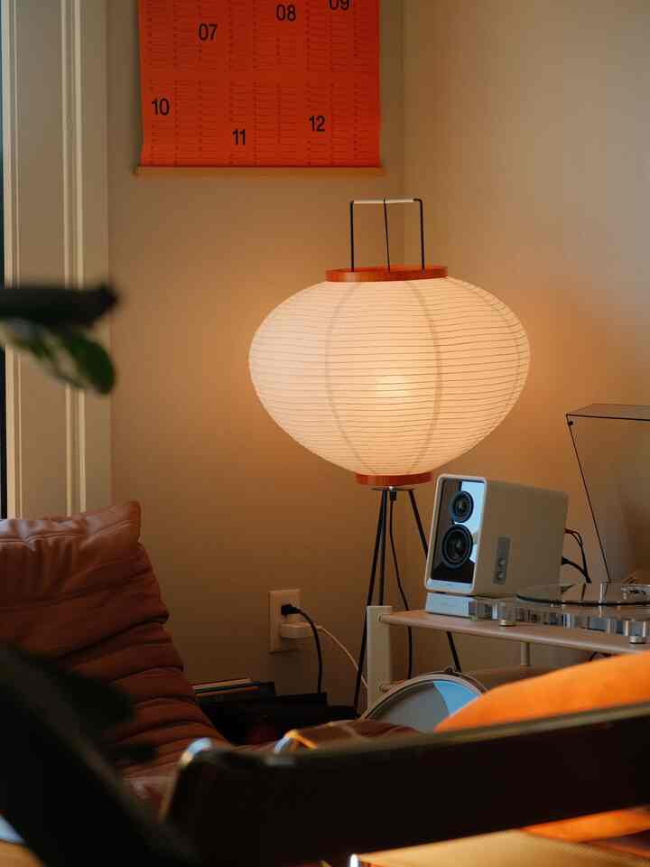 Just my girlfriend pretending that the Zuru Lamp is a basketball :)

#OhouseLight #OhouseGlow #lampcollection #floortoceilinglamp