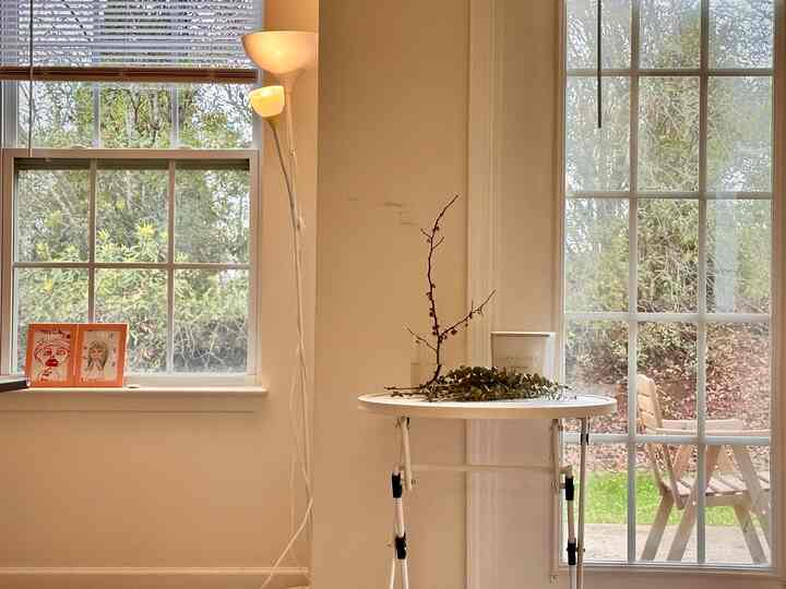 #whiteroom #outdoortable #roundtable #floorlamp