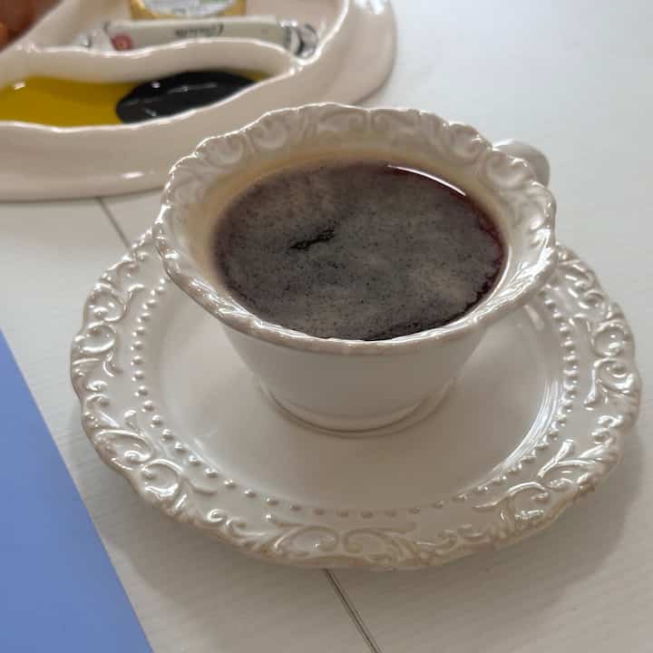 Antique cups, freshly brewed coffee, and a calm brunch at home ❥𓂃𓏧

#ohouse #ohouseglow #coffeecup #brunch #dinnerware #drinkware #cozy #cozyvibe