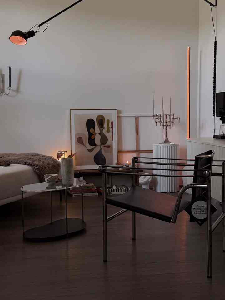 Living room decoration🖤


#woodenplantshelf #shelf #shelfdecor #livingroom #livingroomdecor #livingroominspo #sidetable #homedecor #lc1 #chair #candleholder #poster #lamp #lighting #lightinginterior #moodlight