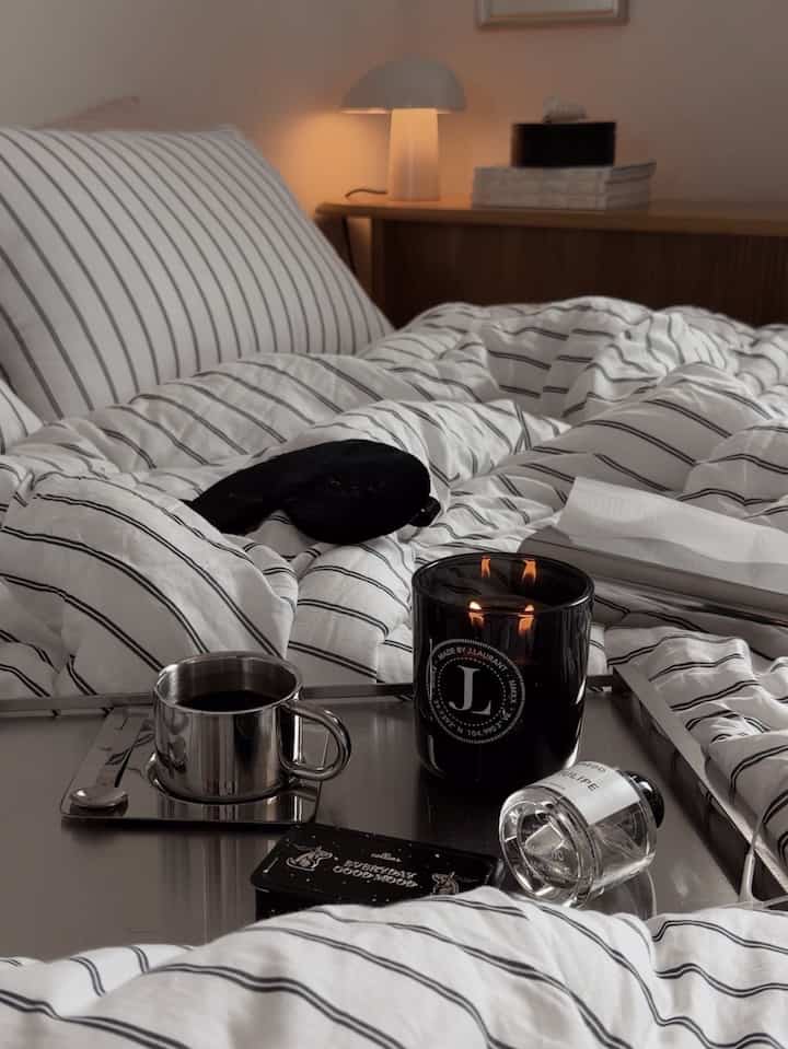 静かで贅沢なひととき、ゆったりとした夜を過ごす🖤

#寝室 #nightessentials #coffeecup #candle #tray #perfume #lamp #bedding #beddingset #nightmood