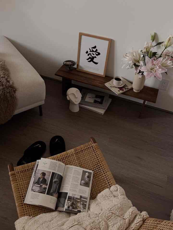 Fresh reset with new pieces.

#livingroom #shelf #plantshelf #poster #wallart #chair #magazine #vase #flower #coffee 
