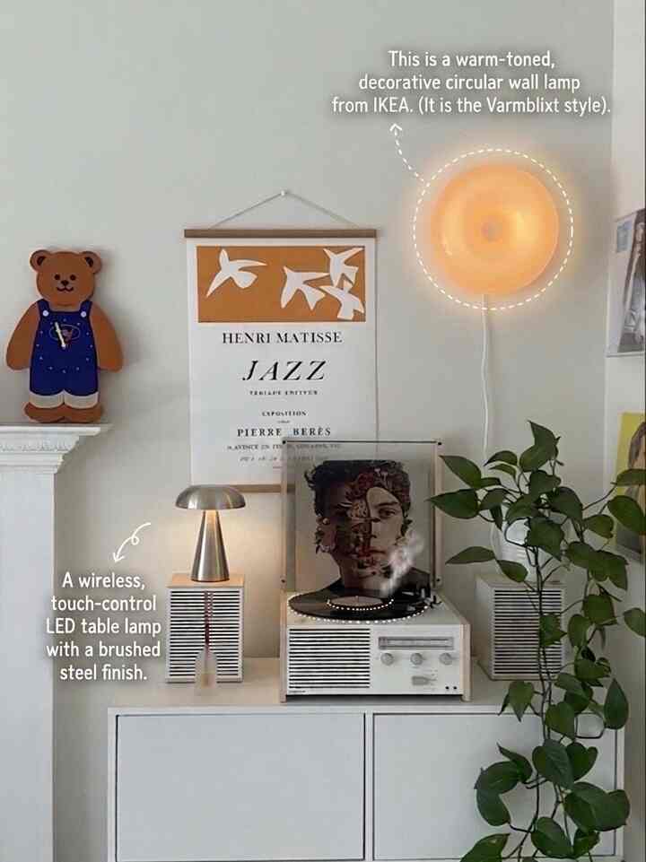 Suasana nyaman!
Perpaduan warna oranye, putih, dan perak 🤍🧡🩶

#lampu #silver #cozy #cozymood #turntable #speaker #ohouse