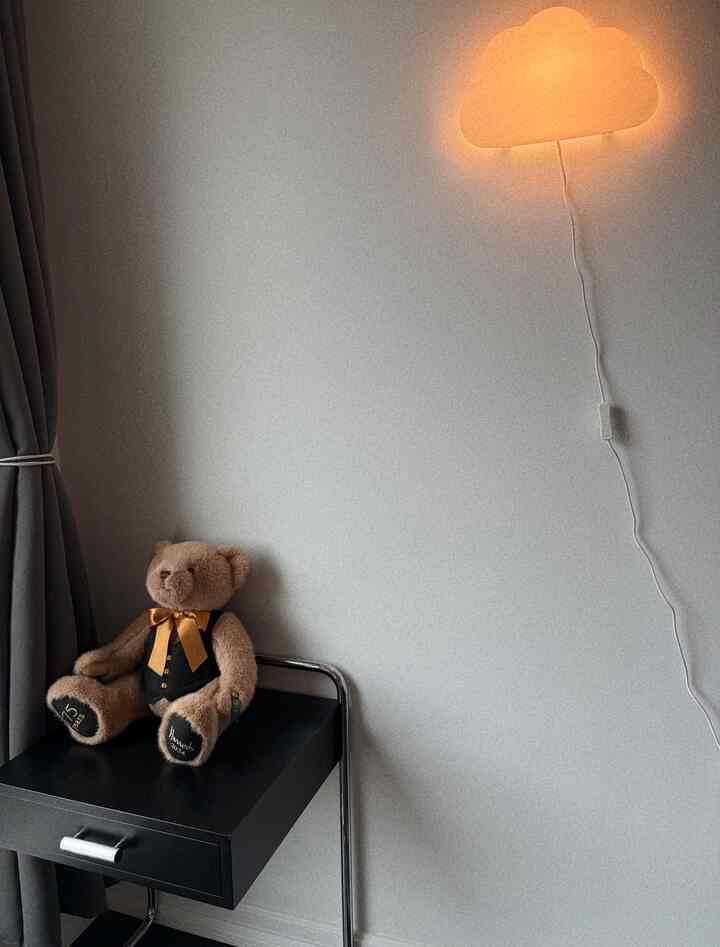 ハロッズの愛らしいテディベアが置かれた居心地の良い寝室。🧸🫧 #bedroom #thonet #MCM #Ikea