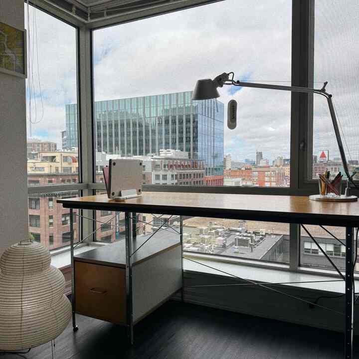Love having my Akari 24N lamp right next to my workspace🫧 

#homeoffice #akari #eames #MCM #hermanmiller 