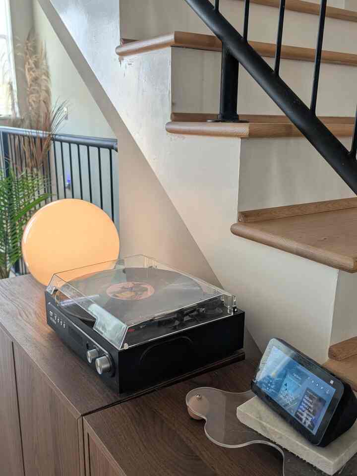 It's fun being able to show off different records and tracks to guests 🎶 #recordplayer #lamp #music