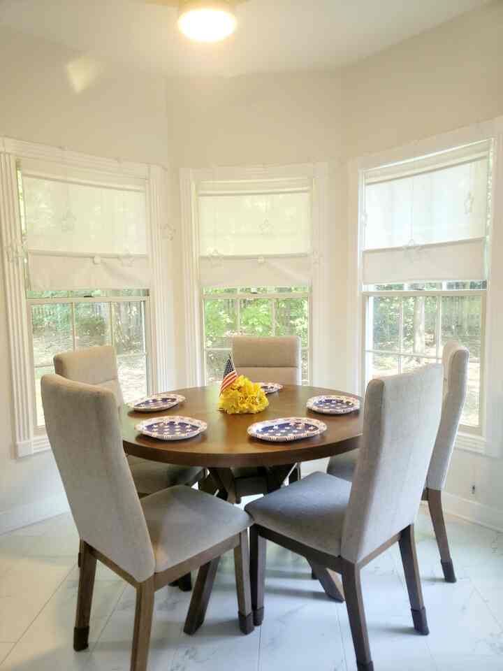 Nothing says July 4th like homemade hamburgers fresh off the grill 🍔🇺🇸
Serving them up on American flag plates with mini flags for that extra festive touch! Simple, delicious, and full of Independence Day spirit ❤️🤍💙

 #July4thDecor #July4Vibes #FourthDecor #IndependenceVibes #FestiveAtHome #July4thReady #July4thDining #HomemadeHamburger #FourthOfJulyEats #AmericanFlagPlates #FestiveTable #BackyardBBQVibes #July4thReady