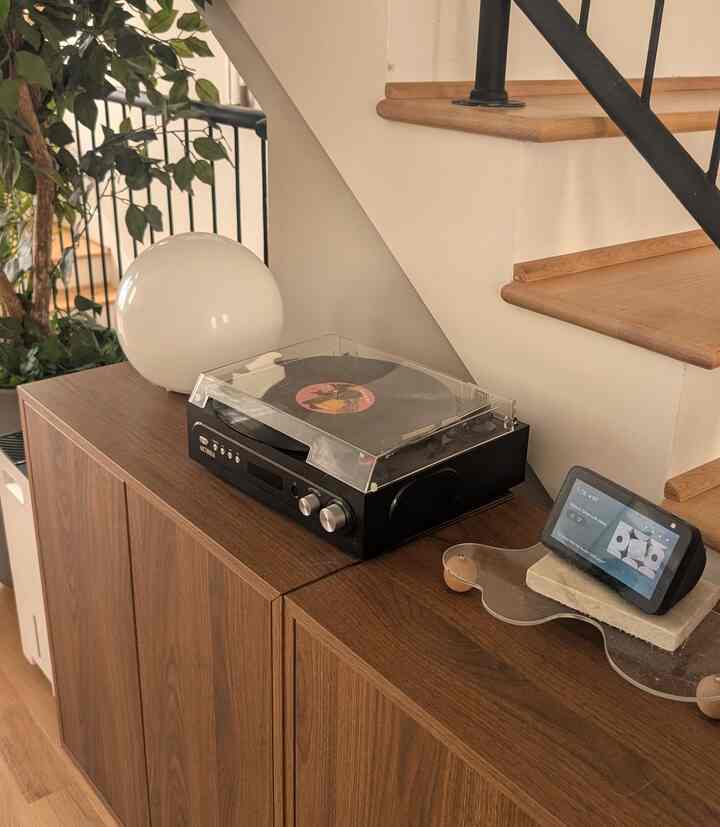 It's always a vibe in the mornings to just play your favorite vinyls over using the Alexa 🎶 #music #retro #wood
