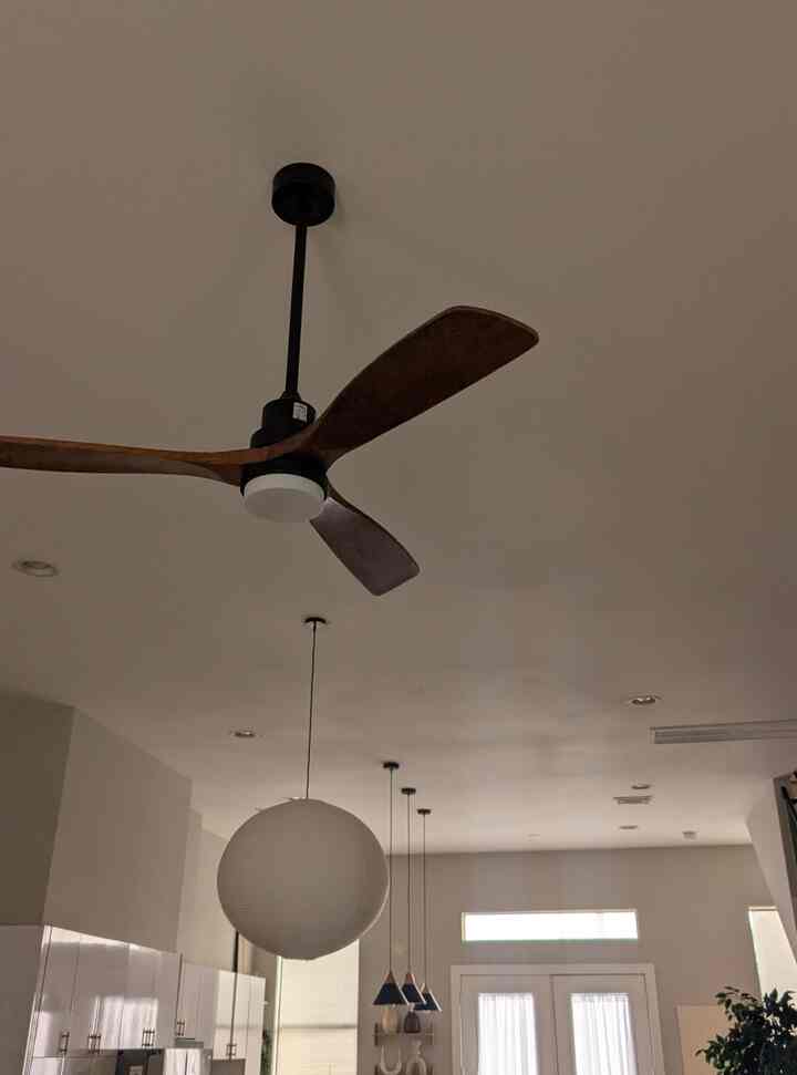 Ingin memamerkan semua benda yang tergantung di langit-langit setinggi 12 kaki ✨ #lights #fan #lamp