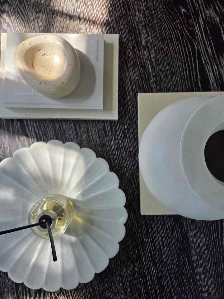 Quiet afternoon. Seeing the afternoon sun shine in, it feels like time stands still.
#target #studiomcgee #westelm #breezyday
