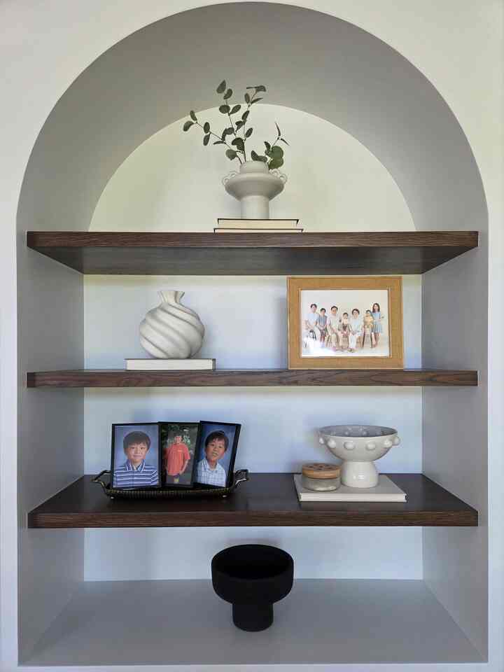 Loving our new built in bookcase. Another way to add adetail to our family room. ♡
#familyroom #archedbookcase #Targetdecor #cutevases