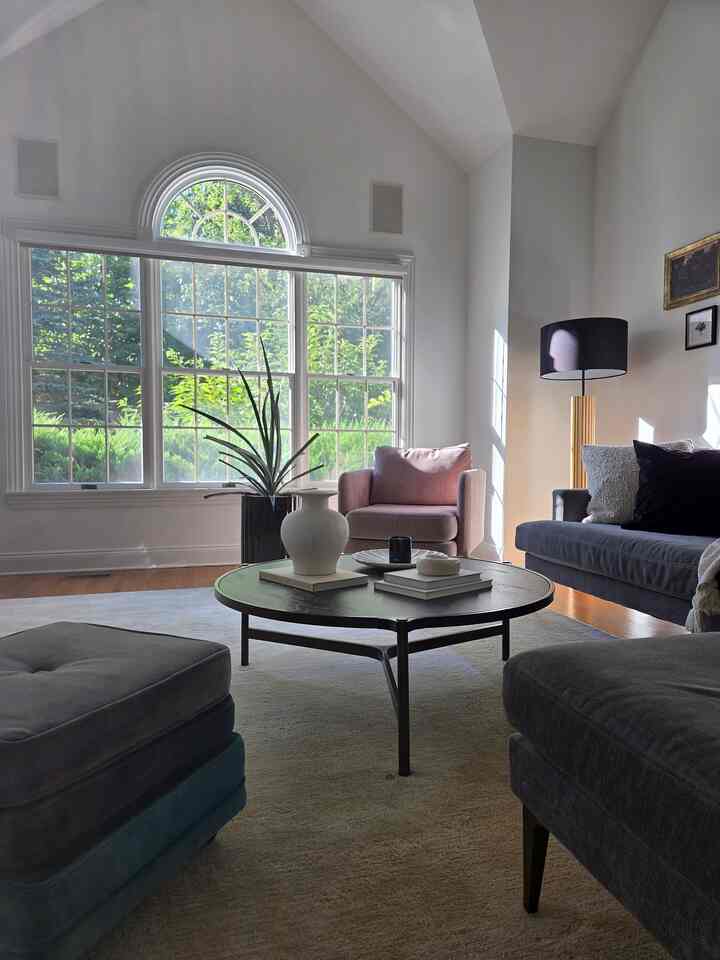 After a night of rain, the morning sunlight is always so beautiful.
#livingroom #budgetfriendlydecor #happyFriday #morningsunshine