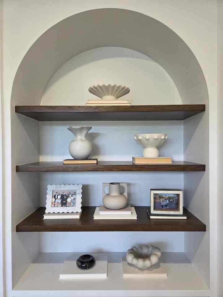 Favorite addition to the family room.
#builtinbookcase #familyroom #moodywood #HMvase