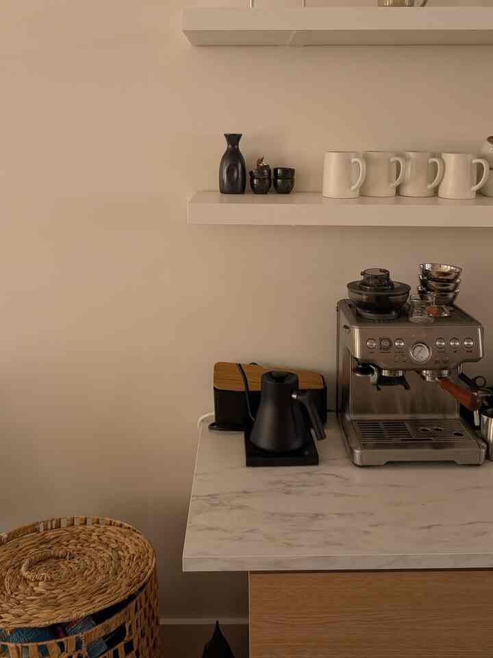 A little ritual, a little station, and a lot of love for caffeine ☕ 

#coffee #breville #stagg #wood #ikea #corner