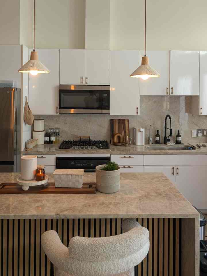POV: You get front row seats to the cooking show 🔪 👩‍🍳

#kitchen #islandcounter #natural #stone #wood
