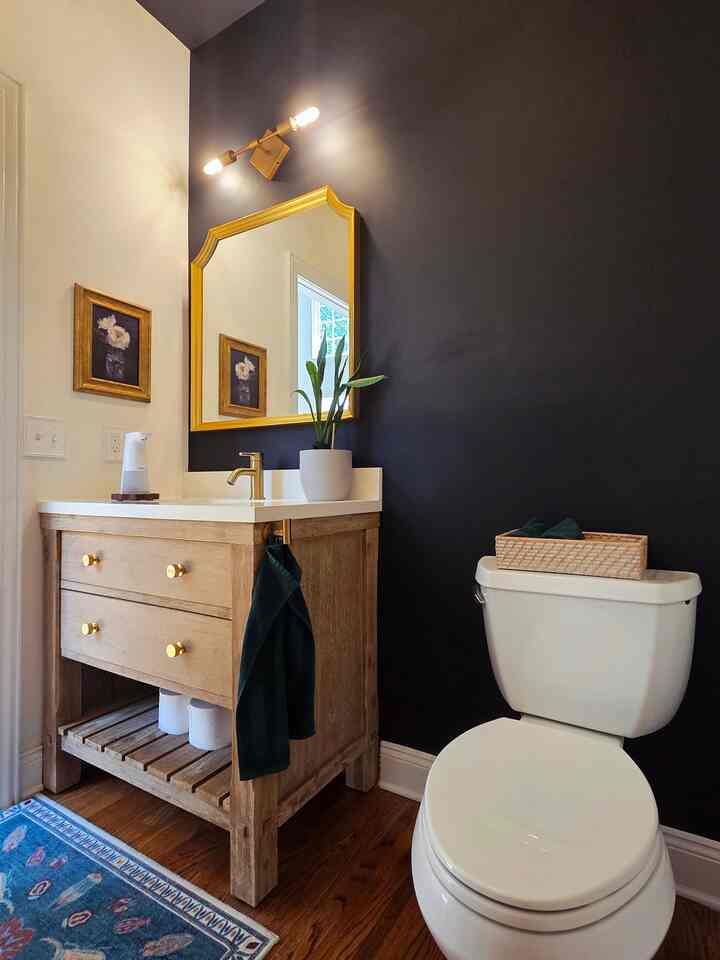 Green and Black. You can never go wrong. 💚🖤💚🖤
#ruggable #powderroom #blackwall #moodydecor