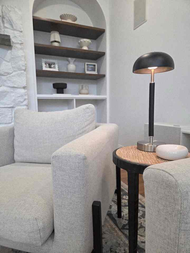 White is always right. Black is always classic. 🖤🤍
#moderndecor #cleanandcozy #livingroomdecor