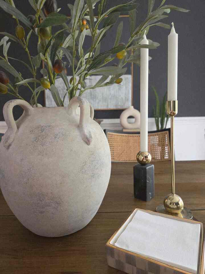 Here, waiting for my quests.
#cozydiningroom #moodywallcolor #darkbutbright