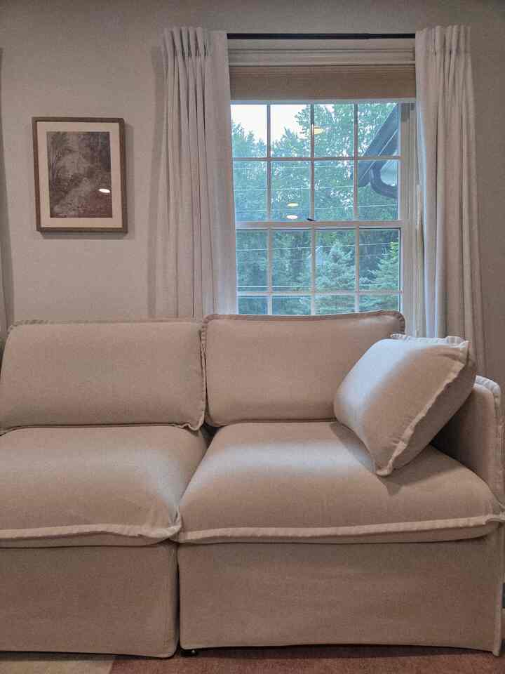 Where my quiet and comfy day starts and ends.
#bedroom #washablesofa #durableanscomfy