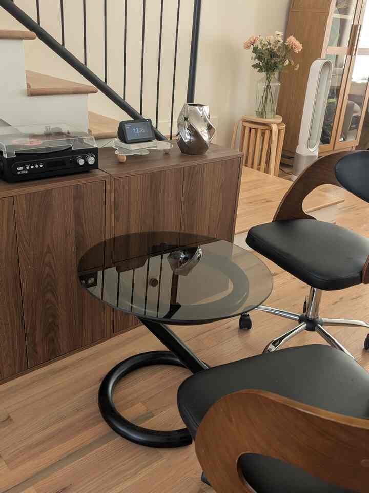 黒のアクセントと木製家具が、ミッドセンチュリーモダンの雰囲気を少し漂わせています。ちょっとしたおしゃべりにぴったりの空間です。

#mcm #wood #black #darkwood