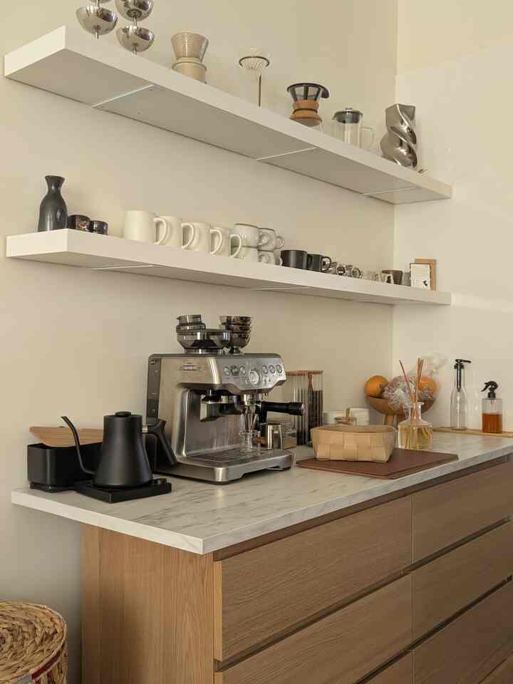 Starting the day with warm tones, fresh brews, and a little corner of comfort ☕✨

#coffee #warm #mugs