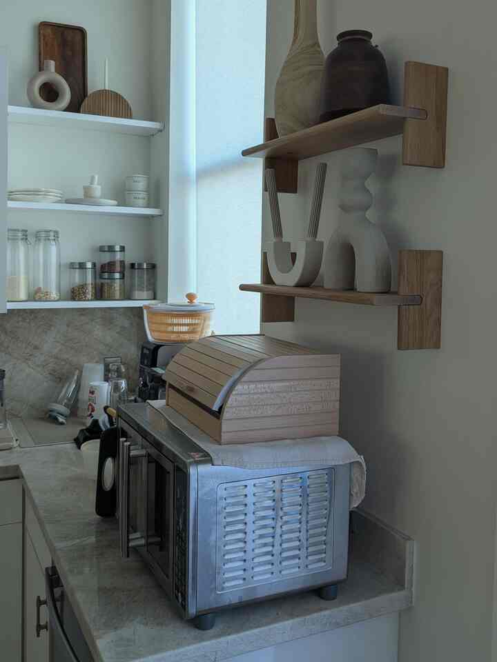 I repurposed this Ikea bread bin to store my matcha tools and stash! 🌿🍞

#matcha #bread #kitchen #wood