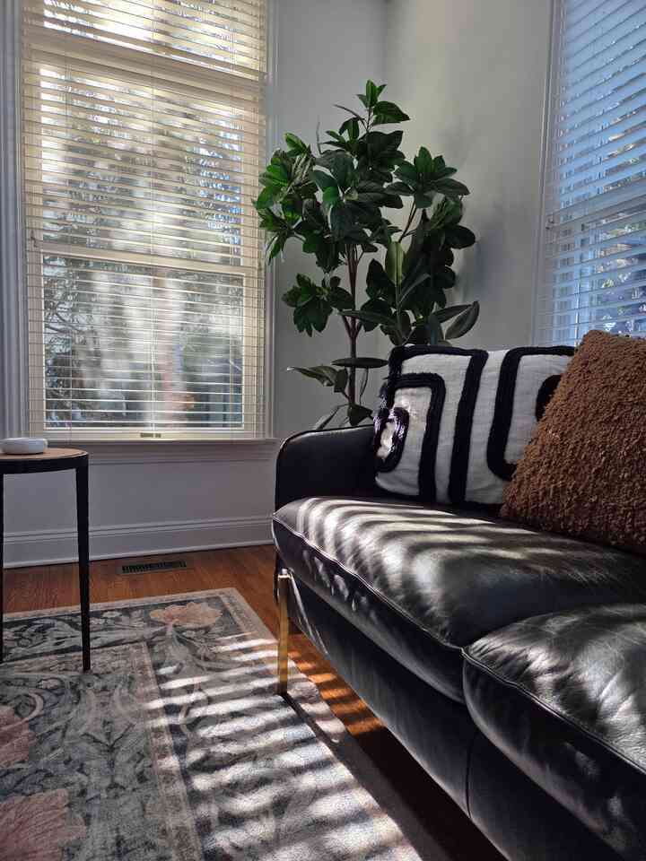 Can't resist the afternoon sunlight.  
#cozyspace #alwaysinlovewithsunlights