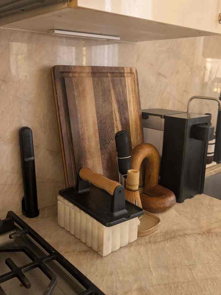 I love wood accents that contrast with black and natural stone!

#wood #black #natural #neutral #kitchen